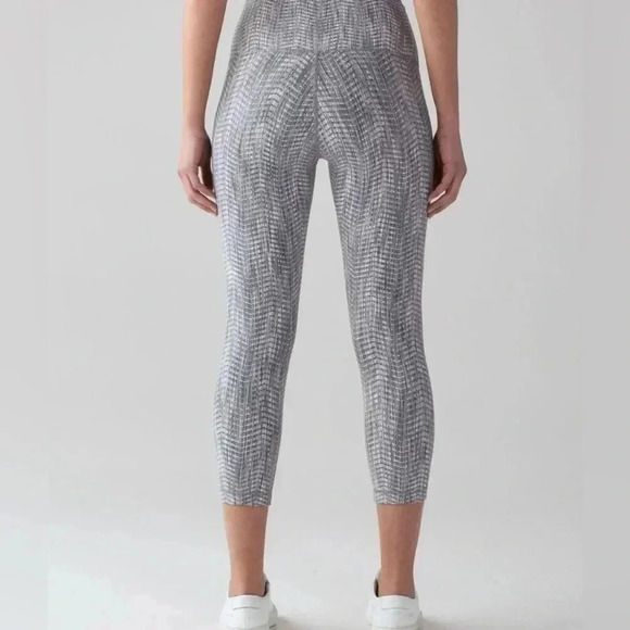 Lululemon Wunder Under Crop - Picture 2 of 7